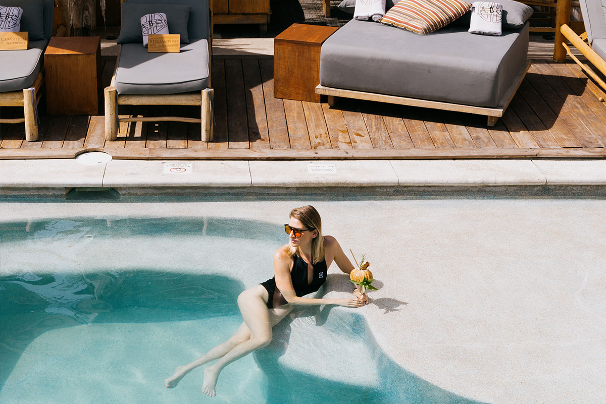 mujer-tomando-cocktel-en-piscina
